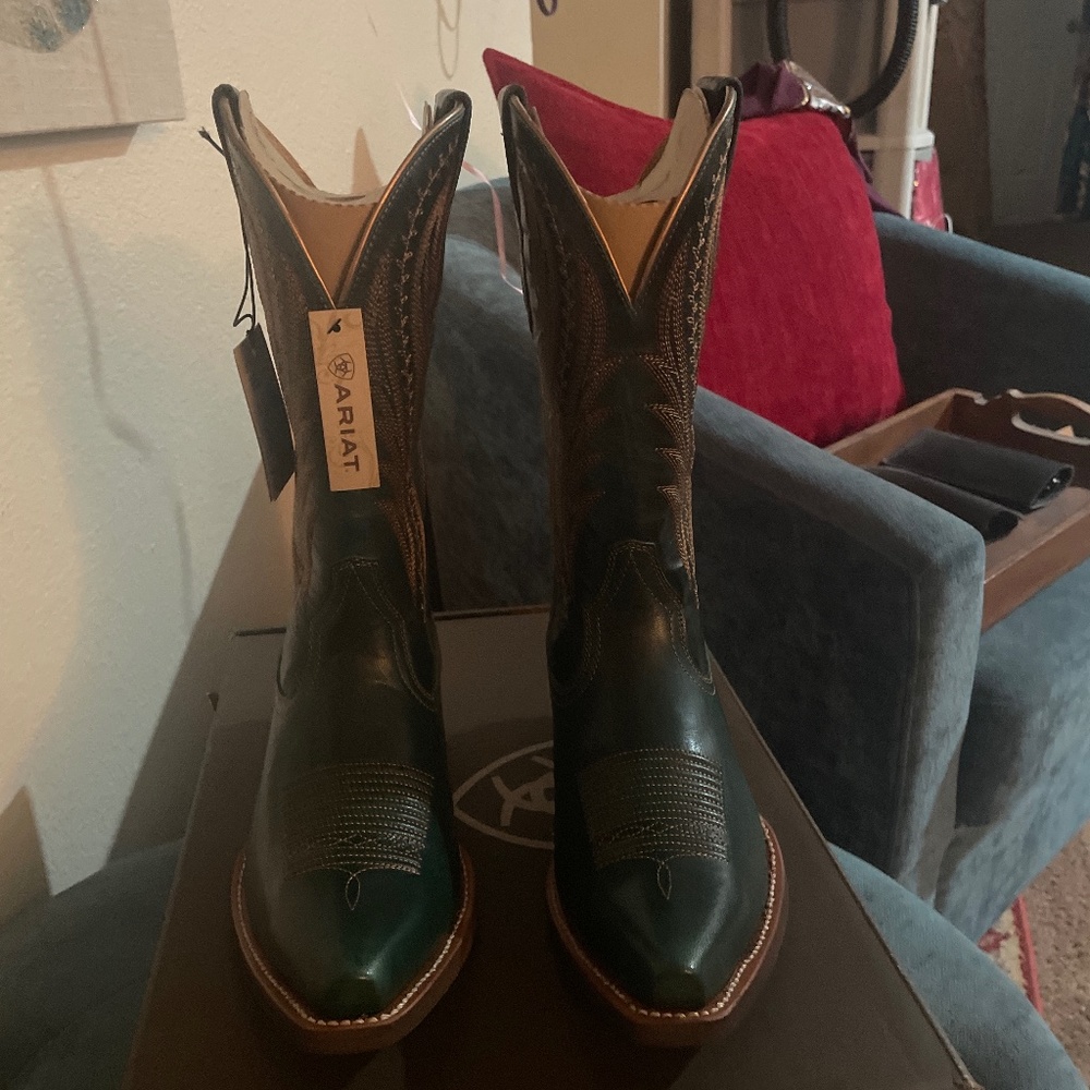 Women’s Ariat Tailgate Cowboy Boots Sz 7 BNIB